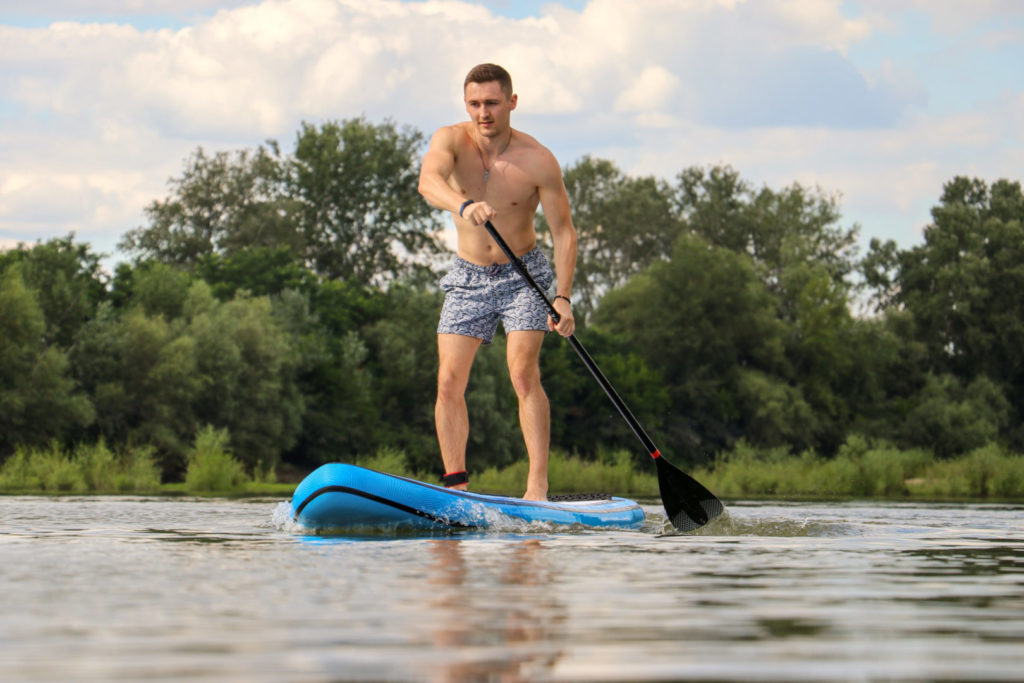 mladý muž na paddleboardu