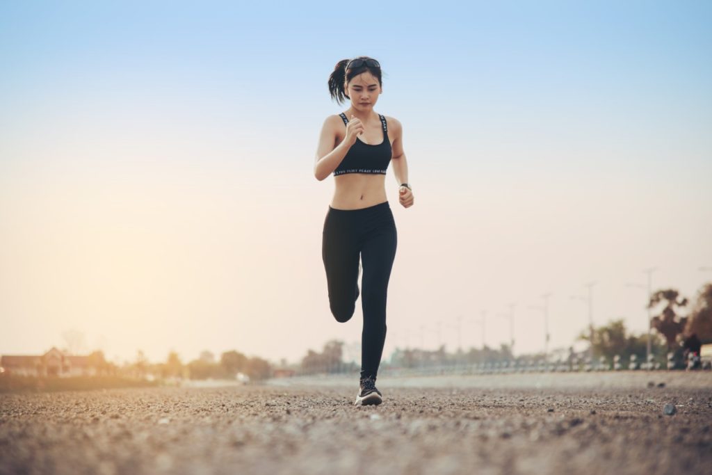žena-běží-kofeinové-tabletky-vytrvalost