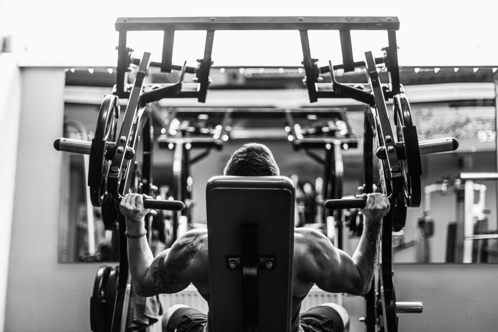 Chest fly: Jak na něm cvičit + (časté chyby) | Fitnesaci.cz